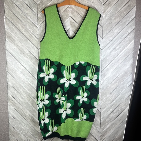 Mukzin V Neck Floral Dress - Picture 4 of 8